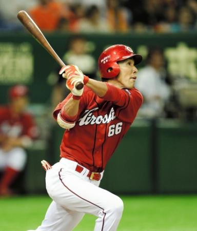 ４回、右越えソロを放った広島・木村昇吾＝東京ドーム（撮影・園田高夫）