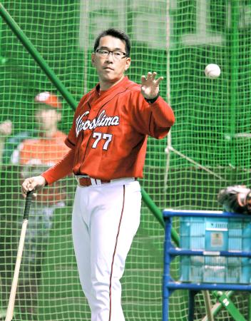 　交流戦開幕へ向け普段と変わらぬ様子でグラウンドに立つ野村監督（撮影・出月俊成）　