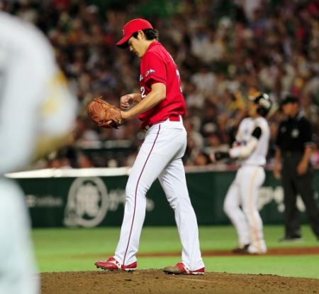 ６回、ソフトバンク・今宮健太（右）に先制打を浴び、肩を落とす広島・九里亜蓮＝ヤフオクドーム（撮影・出月俊成）