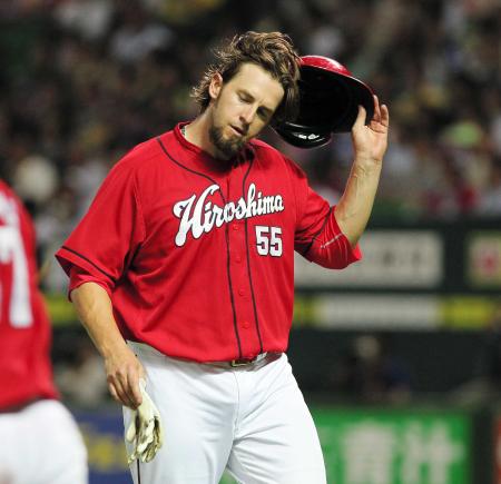 　６回、チャンスで併殺に倒れ、うなだれベンチへ戻るエルドレッド（撮影・出月俊成）