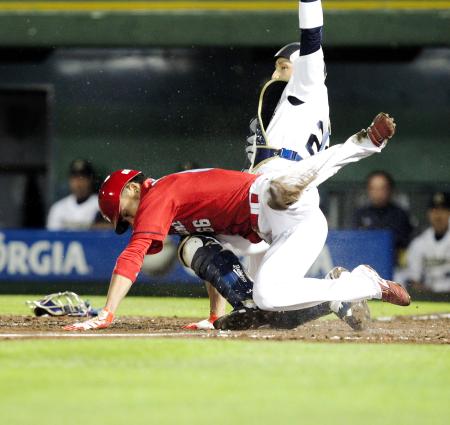 　５回、梵の遊ゴロで三走・木村が本塁をつくもタッチアウト（撮影・飯室逸平）