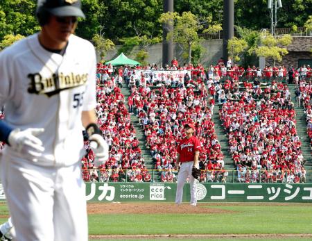 　４回、Ｔ‐岡田に２ランを浴びマウンドで天を仰ぐ大瀬良（撮影・飯室逸平）