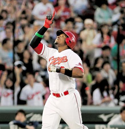 　４回、逆転２ランを放ち、天を指さしながら生還するロサリオ（撮影・出月俊成）