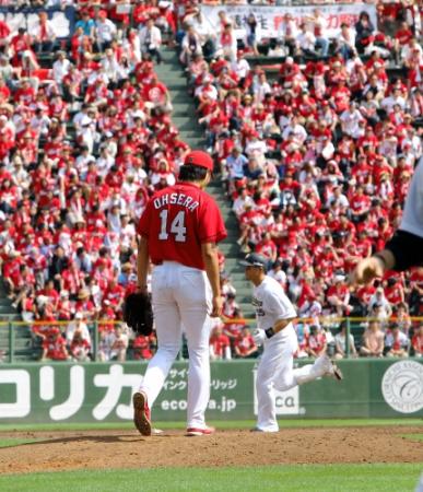 ４回、オリックス・Ｔ-岡田に２ランを打たれうなだれる広島・大瀬良大地＝ほっともっと神戸（撮影・飯室逸平）