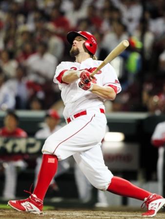 　５回、２発目を放つエルドレッド