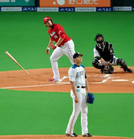 　２回、先制左越えソロを放つエルドレッド（投手・大谷）＝撮影・会津智海