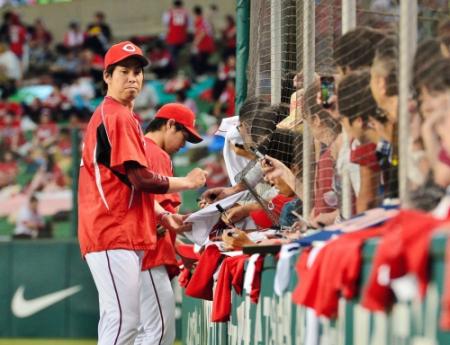 　練習後にファンにサインをする広島・前田健太＝西武ドーム