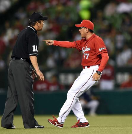 　３回、中村二塁審判（左）のアウト判定に猛抗議する野村監督　