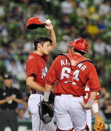 　初回のピンチで会沢（右）にアドバイスされる戸田（撮影・園田高夫）