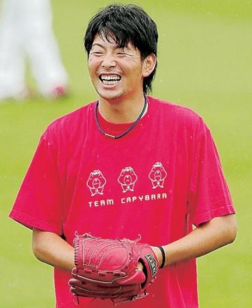 練習中に満面の笑みを浮かべる大瀬良（撮影・出月俊成）