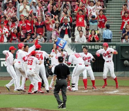 延長１０回、劇的なサヨナラ３ランを放ち、ナインに手荒い祝福を受ける広島　Ｒ．ロサリオ＝マツダスタジアム（撮影・出月俊成）