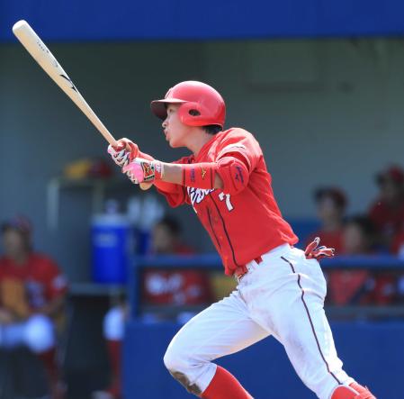 　５回、堂林は左中間に本塁打を放つ