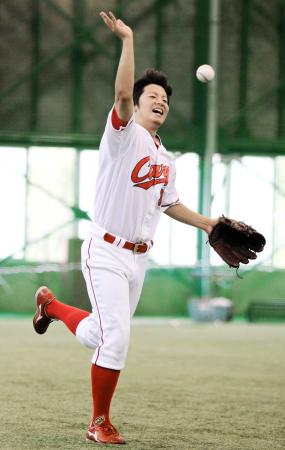 　ノックでハツラツとした動きを見せる一岡（撮影・出月俊成）