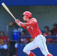 　５回、堂林は左中間に本塁打を放つ