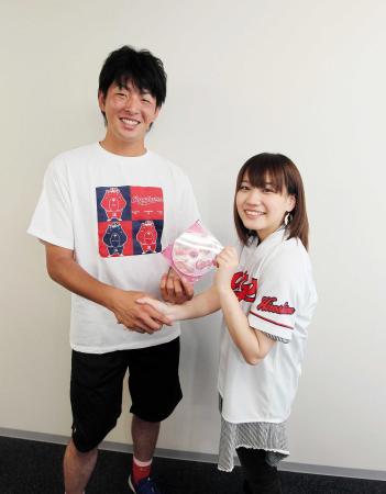 　新登場曲を歌う松前香帆（右）と笑顔で握手を交わす大瀬良（撮影・出月俊成）