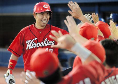 　５回、左越えソロを放ち祝福される倉（撮影・会津智海）