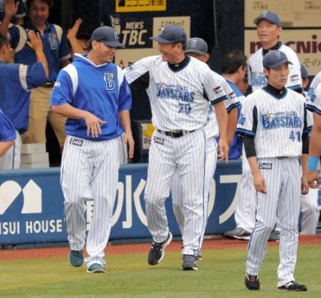 ４勝目を挙げたモスコーソ（左）に声をかける中畑監督＝横浜（撮影・佐々木彰尚）