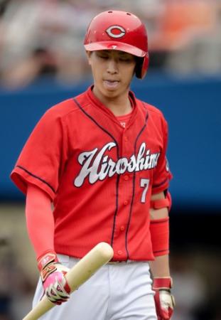 ７回広島無死、空振り三振に倒れ、がっくり引き揚げる代打・堂林翔太＝横浜（撮影・会津智海）