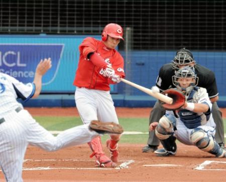 ６回表広島、２死二塁、田中は右越えに２ランを放つ＝横浜（撮影・佐々木彰尚）