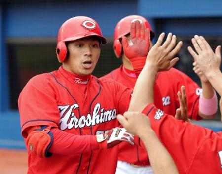 ６回広島２死二塁、右越え２ランを放ち祝福される田中広輔＝横浜（撮影・会津智海）