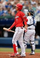 ７回広島無死、空振り三振に倒れる代打・堂林翔太（捕手・黒羽根利規）＝横浜（撮影・会津智海）