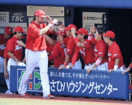 ３回表広島１死、左越えにソロを放ちベンチ前でナインに迎えられるエルドレッド＝横浜（撮影・佐々木彰尚）