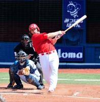 ３回表広島１死、エルドレッドは左越えにソロを放つ＝横浜（撮影・佐々木彰尚）