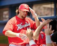 １回広島１死二塁、中越え２ランを放ち迎えられポーズを決めるエルドレッド＝横浜（撮影・会津智海）