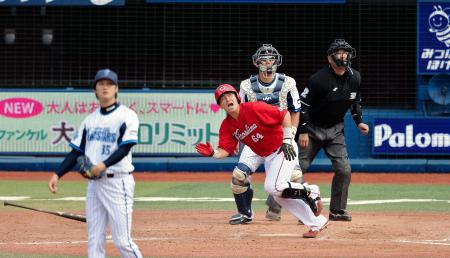 　９回、会沢は左中間に勝ち越しソロを放つ。投手・三上（撮影・佐々木彰尚）　