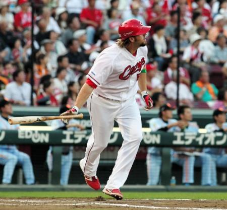 ２回、広島　Ｂ．エルドレッドは左中間ソロを放つ＝マツダスタジアム（撮影・出月俊成）