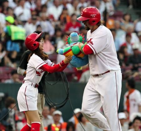 ２回、広島　Ｂ．エルドレッドは左中間ソロを放ち、スラィリー人形を受け取る＝マツダスタジアム（撮影・出月俊成）