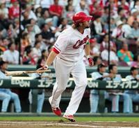 ２回、広島　Ｂ．エルドレッドは左中間ソロを放つ＝マツダスタジアム（撮影・出月俊成）