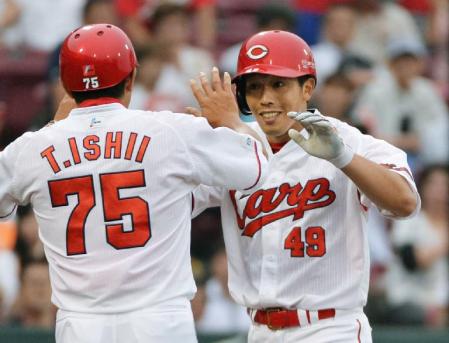 　１回、先頭打者本塁打を放ち迎えられる広島・天谷＝マツダ