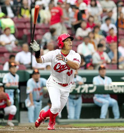 　１回、天谷は右越えに先頭打者弾を放つ（撮影・出月俊成）