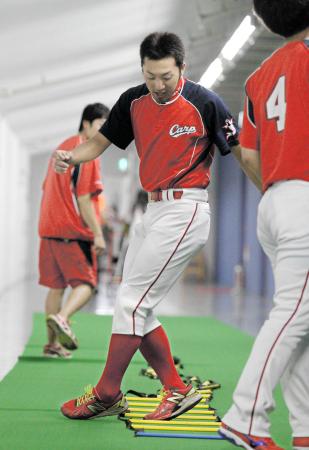 　試合が雨で中止となり、球場内の廊下でトレーニングする菊池（撮影・出月俊成）