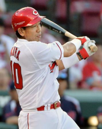 　２回広島２死三塁、倉が中前に適時打を放つ＝マツダ