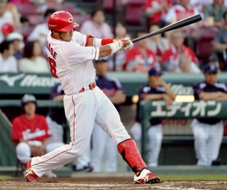 　２回広島１死二、三塁、広瀬が先制の中犠飛を放つ＝マツダ