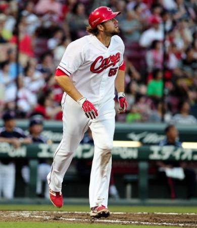 ３回広島１死、広島　Ｂ．エルドレッドは中越えにソロ本塁打を放つ＝マツダスタジアム（撮影・出月俊成）