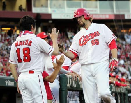 ３回、ソロ本塁打を放った広島　Ｂ．エルドレッド（右）は広島・前田健太（左）に迎えられる＝マツダスタジアム（撮影・出月俊成）