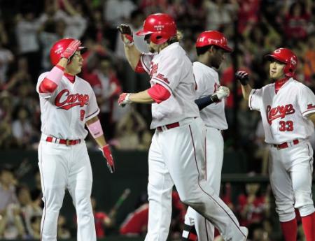 ５回、広島　Ｂ．エルドレッドは２打席連続となる３ランを放ち、ナインに迎えられる＝マツダスタジアム（撮影・出月俊成）