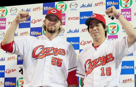 お立ち台でそろってガッツポーズを見せる広島・前田健太（右）と広島　Ｂ．エルドレッド＝マツダスタジアム（撮影・出月俊成）