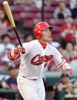 　３回広島１死、丸が右越えに本塁打を放つ＝マツダ