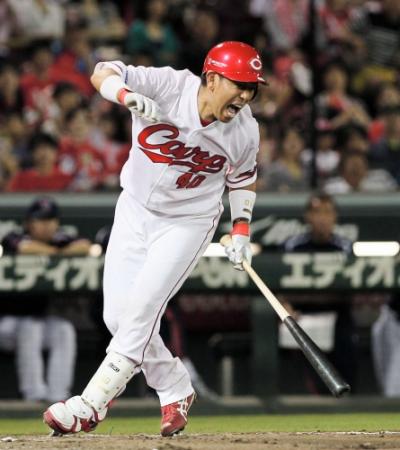 　８回、死球を受け、悲鳴を上げる広島・倉