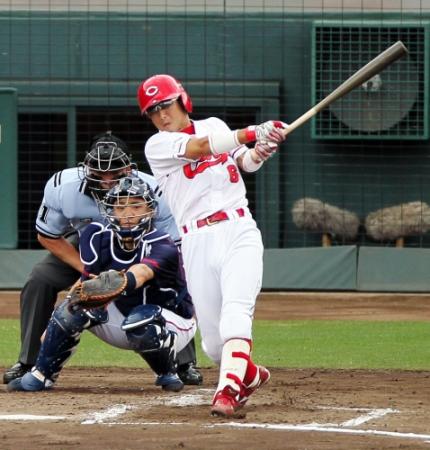 ２回広島無死、広島・梵　英心は左越えに先制ソロを放つ＝マツダスタジアム（撮影・出月俊成）