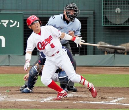 ２回広島無死、広島・梵　英心は左越えに先制ソロを放つ＝マツダスタジアム（撮影・出月俊成）