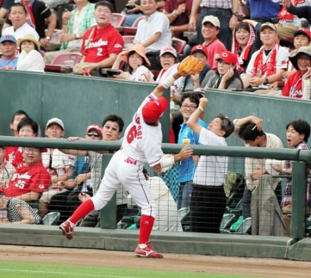 ２回ヤクルト１死一塁、ヤクルト・中村悠平の邪飛をフェンス際で好捕する広島・梵　英心＝マツダスタジアム（撮影・出月俊成）