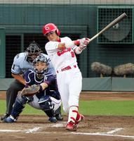 ２回広島無死、広島・梵　英心は左越えに先制ソロを放つ＝マツダスタジアム（撮影・出月俊成）