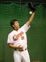 　次回登板へ向け、室内練習場で調整する九里