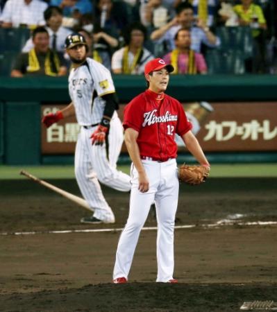 ３回阪神、２死、ゴメスに左越え本塁打を打たれた広島の九里亜蓮＝甲子園（撮影・持木克友）