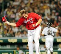 　８回、空振り三振に倒れたエルドレッドはヘルメットをたたきつけて悔しがる（撮影・田中太一）